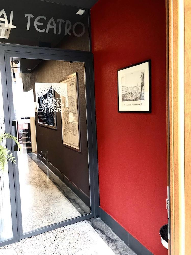 Albergo Residenza Al Teatro Udine Kültér fotó